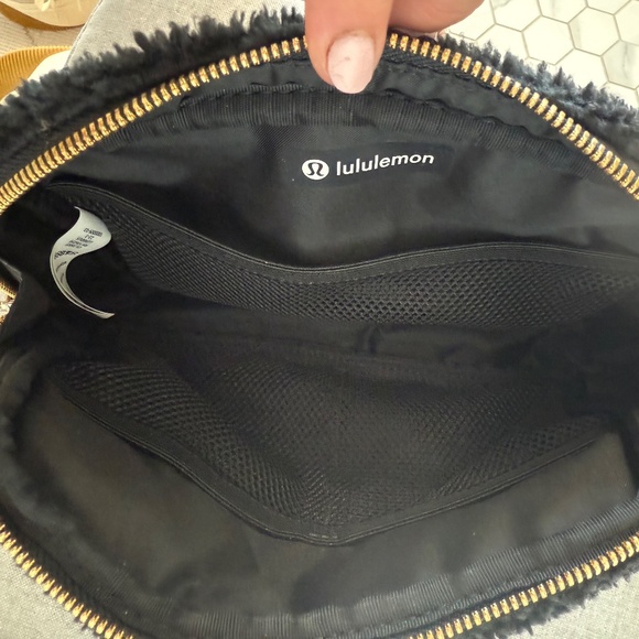 Lululemon Everywhere Belt Bag, Large Fuzzy Fleece Black, Gold trim - Picture 5 of 5